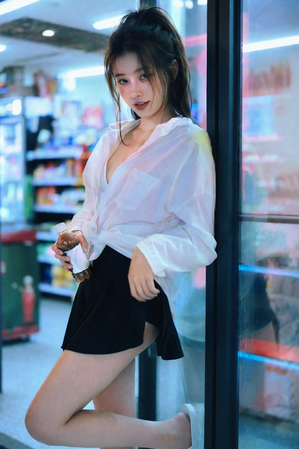 电影般的便利店肖像预览图像