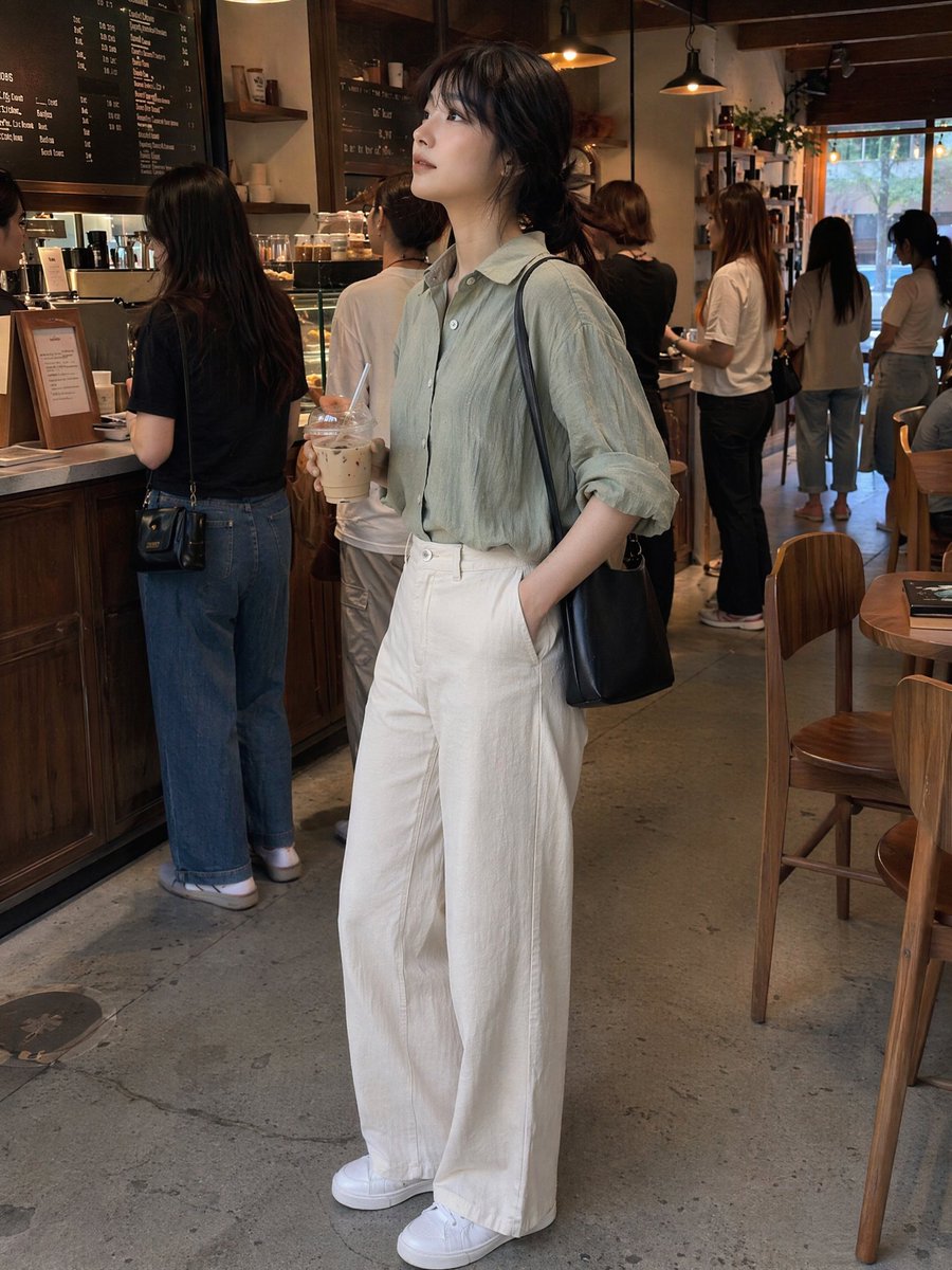 咖啡馆中的一位女性,手持冰拿铁预览图