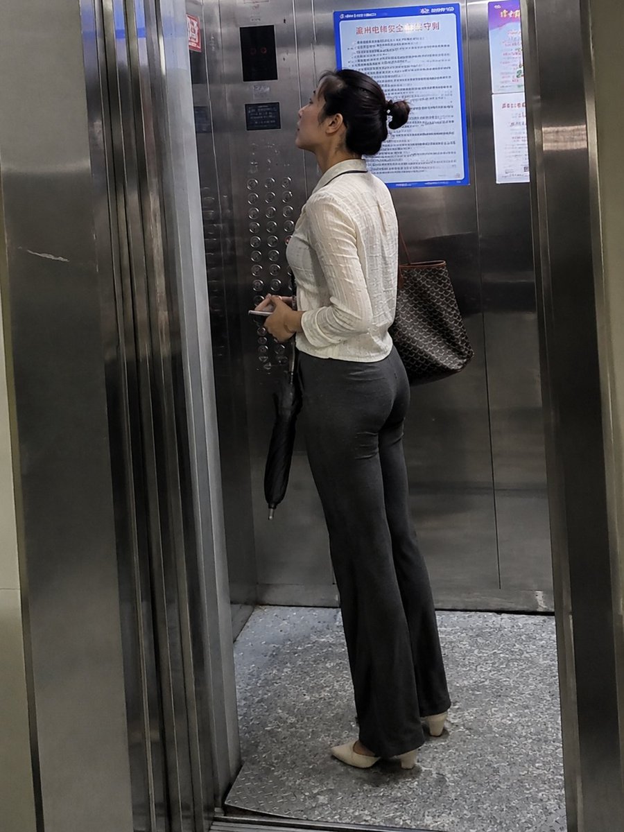 逼真的办公室电梯偷拍预览图