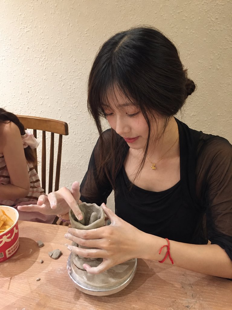 提示：

上传一张人物照片作为唯一的身份和面部参考，以生成一组逼真且自然的陶艺体验生活方式照片。成年女性，长黑发预览图像