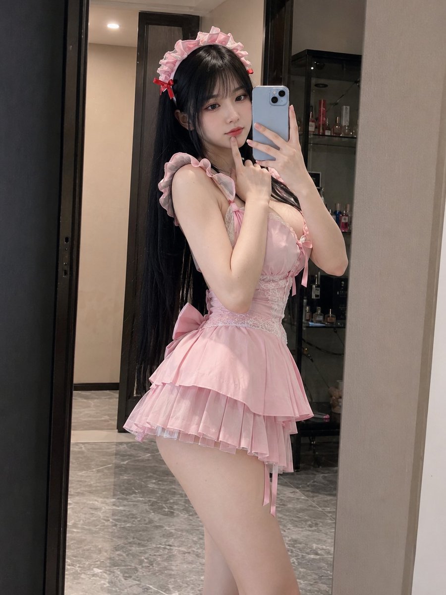 粉色女仆装自拍预览图