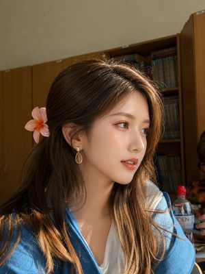 Golden Moment Academic Style Portrait Preview Image