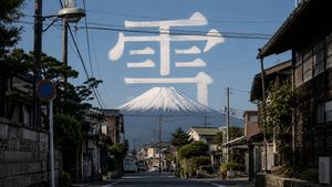 Preview image of the streets and clouds of Mount Fuji