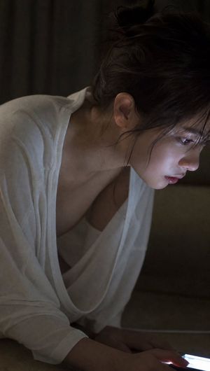 手机光影下的忧郁肖像 preview image