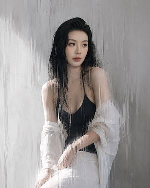 Fashionable portrait on glass in the rain (preview image)